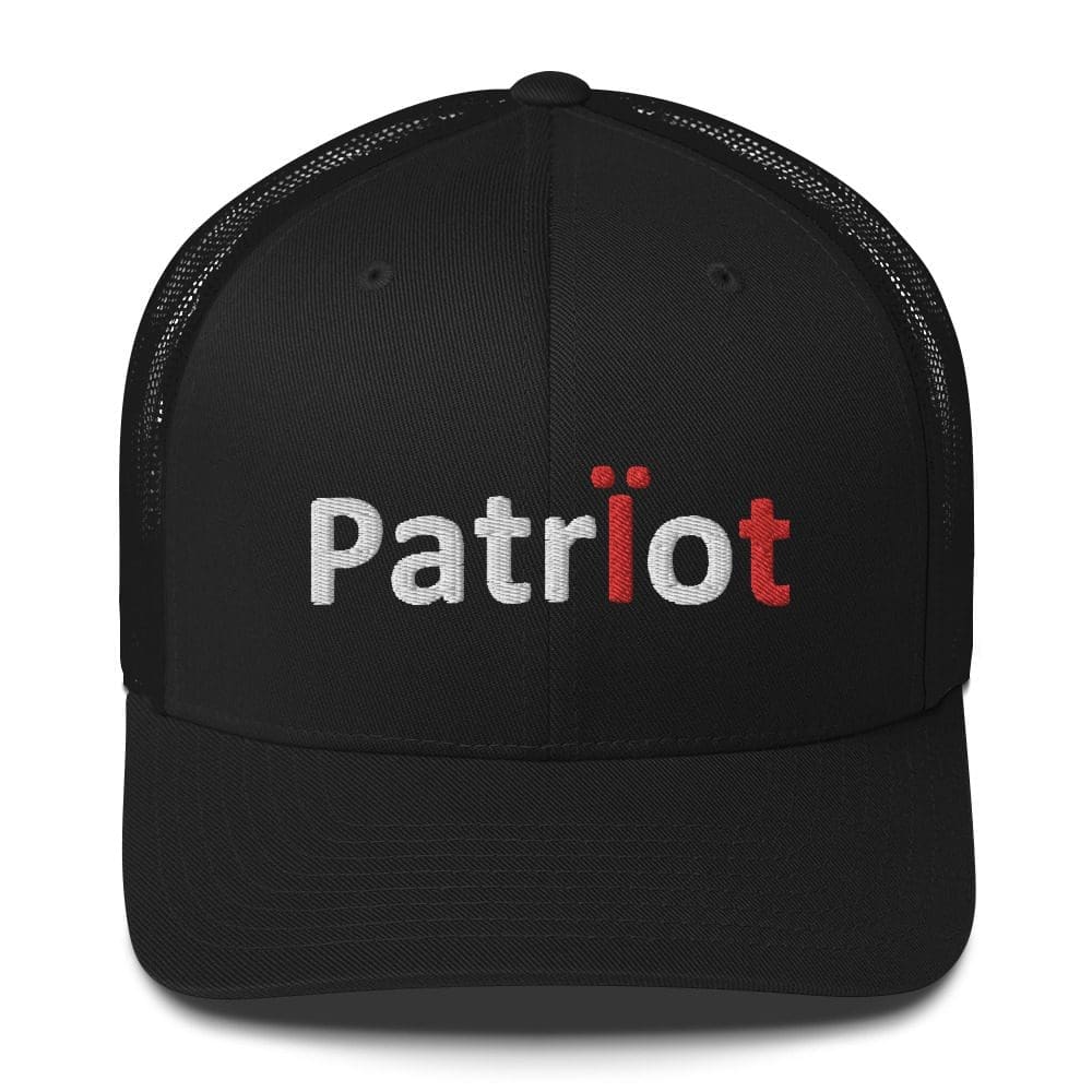 Black cap with "Patrïot" text design.