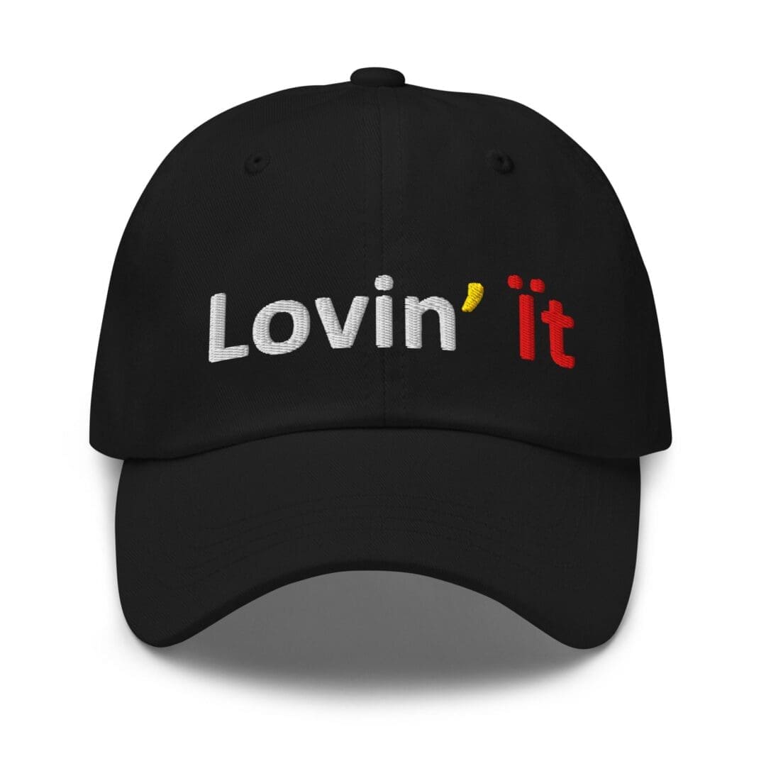 Black baseball cap embroidered "Lovin' it"