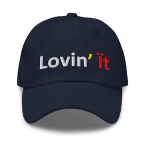 Navy baseball cap embroidered "Lovin' it"